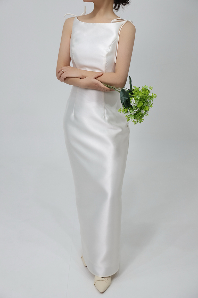 클래식한 보트넥 디자인의 화이트 실크 슬립 드레스 입은 모델